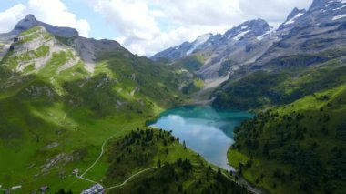 Bir peri masalı gibi manzara - şaşırtıcı doğası olan İsviçre Alpleri - hava manzarası - seyahat görüntüleri
