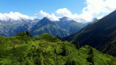 İsviçre Alplerinde tatil için harika bir yer - hava manzarası - seyahat görüntüleri