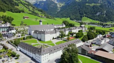 İsviçre 'nin Engelberg kenti - İsviçre Alpleri - hava görüntüsü - seyahat görüntüleri