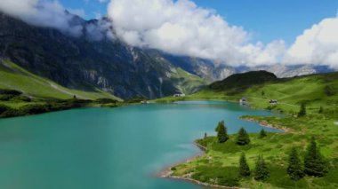İsviçre Alpleri 'ndeki güzel dağ gölü - Titlis Dağı' nın havadan görünüşü - seyahat görüntüleri