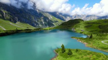 Titlis Dağı 'ndaki Truebsee Gölü' ndeki İsviçre Alpleri 'ndeki harika bir dağ gölü üzerinde uçuş görüntüsü.