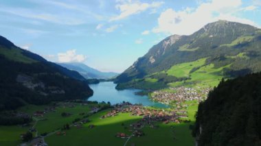 Yukarıdan harika İsviçre - Lucerne yakınlarındaki Lungern Gölü - seyahat görüntüleri