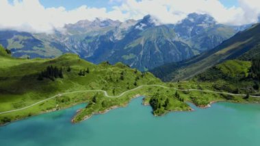 İsviçre Alpleri 'ndeki güzel dağ gölü - Titlis Dağı' nın havadan görünüşü - seyahat görüntüleri