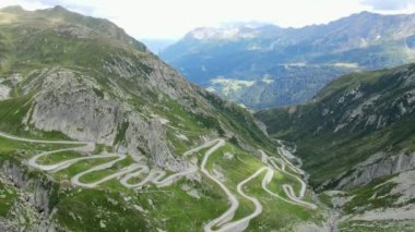 İsviçre 'deki ünlü Gotthard Geçidi - hava manzaralı - seyahat görüntüleri