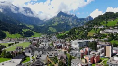 İsviçre 'de Engelberg üzerinde uçuş - seyahat görüntüleri