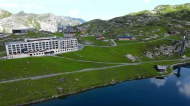 İsviçre Alpleri 'ndeki popüler tatil yeri - İsviçre' nin Melchsee Frutt bölgesi - hava manzaralı - seyahat görüntüleri