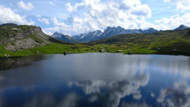 Wspaniałe Jezioro Górskie Alpach Szwajcarskich Zdjęcia Powietrza — Wideo stockowe