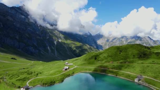在瑞士阿尔卑斯山的一个美丽的高山湖上飞行 泰利斯山上的特鲁宾湖 旅行镜头 — 图库视频影像