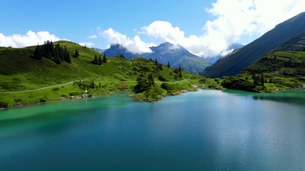 Fly Vidunderlig Bjergsø Schweiziske Alper Lake Truebsee Mount Titlis Rejseoptagelser – Stock-video