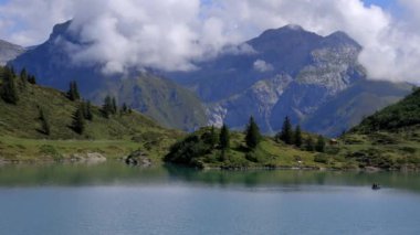 İsviçre 'deki Mountain Lake Truebsee - seyahat görüntüleri