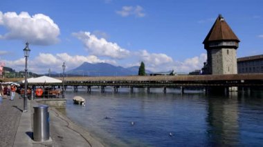 Lucerne 'in şehir merkezindeki popüler nehir kenarı - LUCERNE, SWitzERLAND - 15 AĞUSTOS 2020