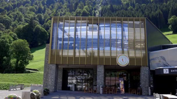 瑞士恩格尔堡的Titlis Cableway山 瑞士恩格尔堡 2020年8月15日 — 图库视频影像