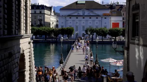 Fußgängerbrücke Der Innenstadt Von Luzern Schweiz Lucerne Schweiz August 2020 — Stockvideo