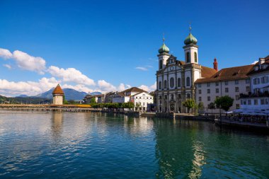 Lucerne 'in şehir merkezinde Reuss Nehri - seyahat fotoğrafçılığı