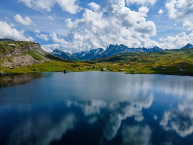İsviçre Alplerindeki güzel Melchsee dağ gölü - hava fotoğrafçılığı