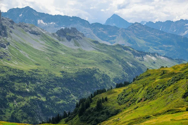 İsviçre Alplerinde tatil için harika bir yer. Seyahat fotoğrafçılığı.
