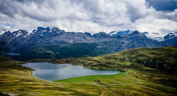 Υπέροχη Λίμνη Βουνό Που Ονομάζεται Tannensee Στις Ελβετικές Άλπεις Εναέρια — Φωτογραφία Αρχείου