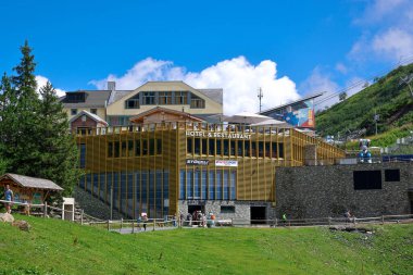 İsviçre, Titlis 'teki Truebsee Gölü' ndeki Otel ve Restoran - ENGELBERG, SWitzERLAND - 15 AĞUSTOS 2020