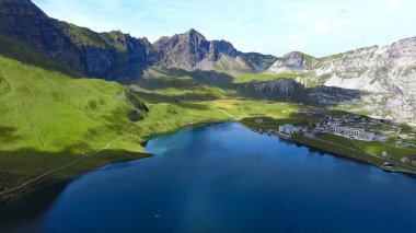 İsviçre Alpleri 'ndeki popüler tatil yeri - İsviçre' nin Melchsee Frutt bölgesi - hava manzarası - seyahat fotoğrafçılığı