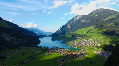 Yukarıdan harika İsviçre - Lucerne yakınlarındaki Lungern Gölü - seyahat fotoğrafçılığı