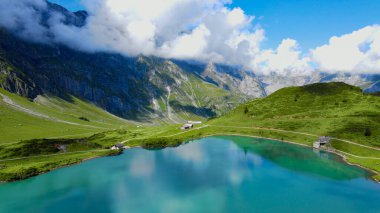 Titlis Dağı 'ndaki Truebsee Gölü' ndeki İsviçre Alpleri 'ndeki harika bir dağ gölünün üzerinden uçmak.
