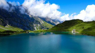 Titlis Dağı 'ndaki Truebsee Gölü' ndeki İsviçre Alpleri 'ndeki harika bir dağ gölünün üzerinden uçmak.