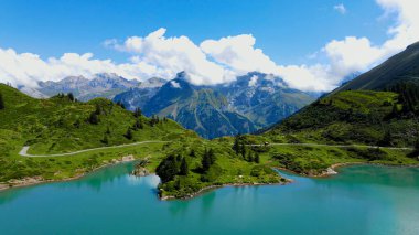 İsviçre 'deki Mountain Lake Truebsee - seyahat fotoğrafçılığı