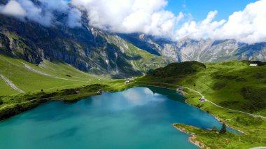 Titlis Dağı 'ndaki Truebsee Gölü' ndeki İsviçre Alpleri 'ndeki harika bir dağ gölünün üzerinden uçmak.