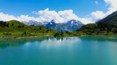 Titlis Dağı 'ndaki Truebsee Gölü' ndeki İsviçre Alpleri 'ndeki harika bir dağ gölünün üzerinden uçmak.