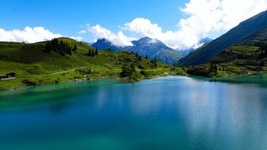 Titlis Dağı 'ndaki Truebsee Gölü' ndeki İsviçre Alpleri 'ndeki harika bir dağ gölünün üzerinden uçmak.