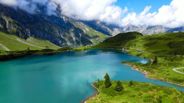 Titlis Dağı 'ndaki Truebsee Gölü' ndeki İsviçre Alpleri 'ndeki harika bir dağ gölünün üzerinden uçmak.