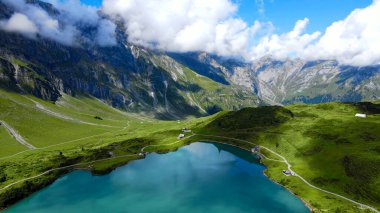 İsviçre 'deki Mountain Lake Truebsee - seyahat fotoğrafçılığı