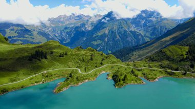 İsviçre Alplerindeki güzel dağ gölü - Titlis Dağı 'nın havadan görünüşü - seyahat fotoğrafçılığı