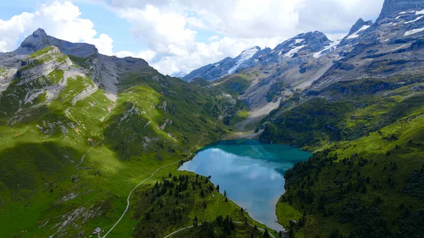 スイスアルプス地方の人気のバケーションスポット スイスのメルシェ フルート地区 航空写真 観光情報 — ストック写真