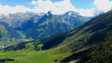 Yukarıdan inanılmaz İsviçre - Truebsee Dağı - seyahat fotoğrafçılığı