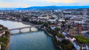 Basel İsviçre 'deki Ren Nehri üzerindeki köprüler - hava manzaralı - seyahat fotoğrafçılığı
