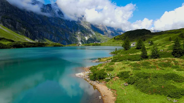 Полет Над Прекрасным Горным Озером Швейцарских Альпах Озеро Труэбзее Горе — стоковое фото