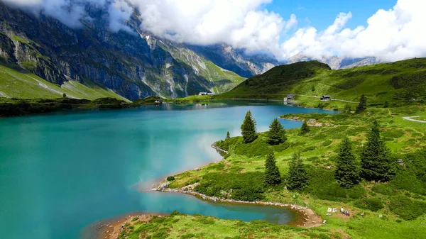 Полет Над Прекрасным Горным Озером Швейцарских Альпах Озеро Труэбзее Горе — стоковое фото
