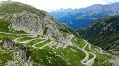 İsviçre 'deki Gotthard Geçidi üzerinden uçuş - seyahat fotoğrafçılığı
