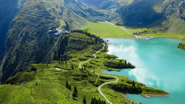 Πτήση Πάνω Από Μια Υπέροχη Λίμνη Βουνό Στις Ελβετικές Άλπεις — Φωτογραφία Αρχείου
