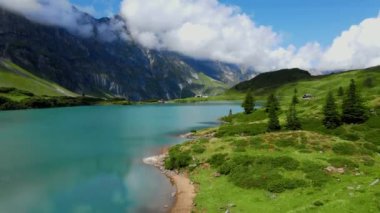 İsviçre 'deki Mountain Lake Truebsee - seyahat görüntüleri