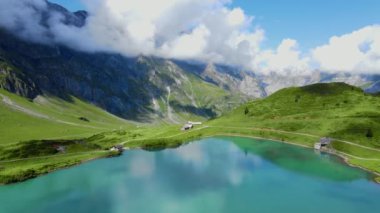 Titlis Dağı 'ndaki Truebsee Gölü' ndeki İsviçre Alpleri 'ndeki harika bir dağ gölü üzerinde uçuş görüntüsü.