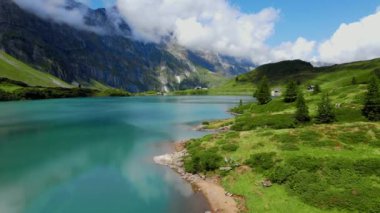 Titlis Dağı 'ndaki Truebsee Gölü' ndeki İsviçre Alpleri 'ndeki harika bir dağ gölü üzerinde uçuş görüntüsü.