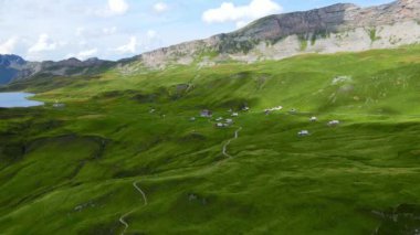 İsviçre Alpleri 'ndeki popüler tatil yeri - İsviçre' nin Melchsee Frutt bölgesi - hava manzaralı - seyahat görüntüleri