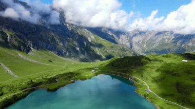İsviçre 'deki Mountain Lake Truebsee - seyahat görüntüleri