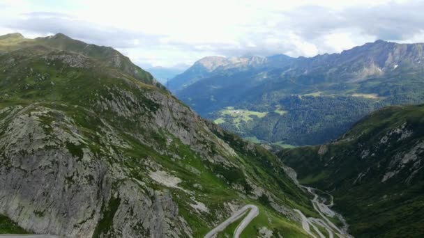 スイスのゴットハルト峠上空を飛行 旅行映像 — ストック動画