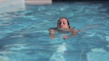 Genç seksi kadın yüzme havuzunda eğleniyor.