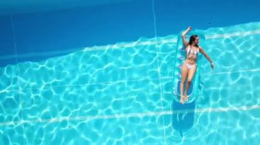 Yüzme havuzunda güneşlenme ve bronzlaşma