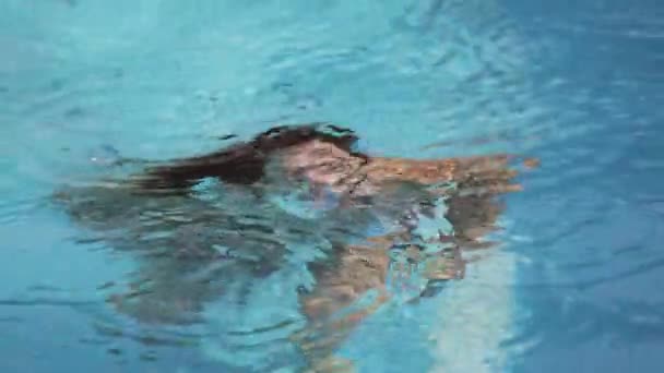 Sexy girl in bikini has fun in the swimming pool — Stock Video