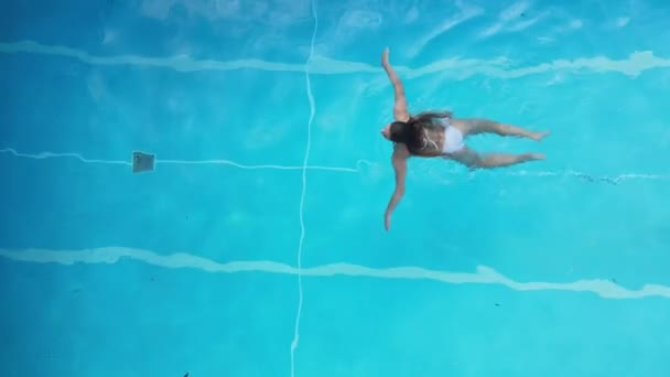 Sportieve vrouw zwemt in een zwembad — Stockvideo